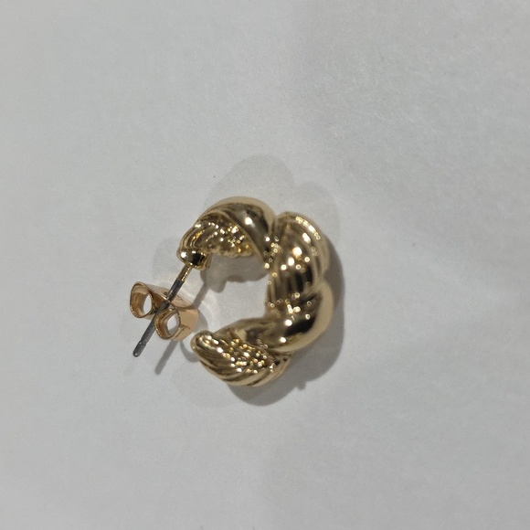 Elegant Gold Twisted Hoop Earrings – Lightweight Statement Jewelry for Everyday - Picture 5 of 8